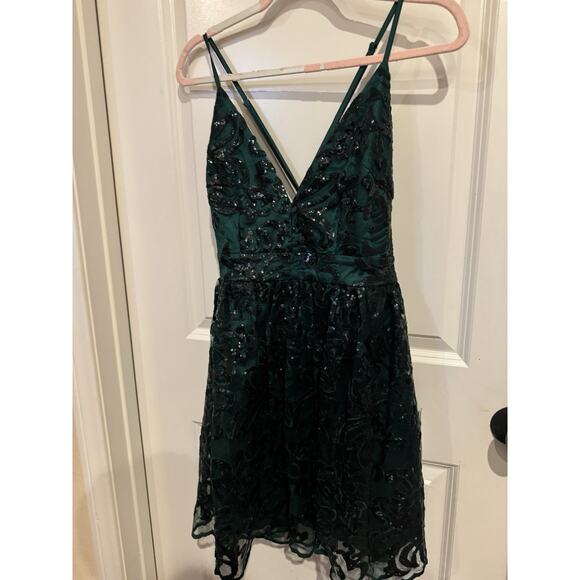 Lulu’s NWT emerald green sequence mini party dress - Picture 1 of 10
